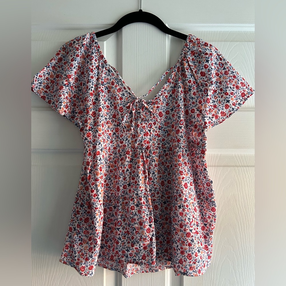 Short sleeve floral v-neck top